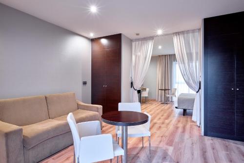 Suite Junior Deluxe con bañera de hidromasaje del hotel Turia Granada
