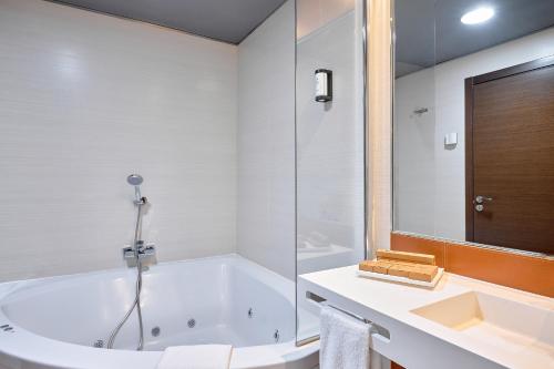 Suite Junior Deluxe con bañera de hidromasaje del hotel Turia Granada. Foto 4
