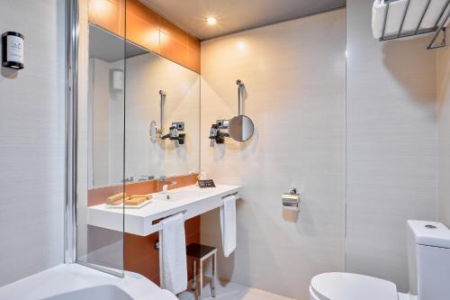 Suite Junior Deluxe con bañera de hidromasaje del hotel Turia Granada. Foto 5