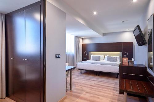 Habitación Deluxe con bañera de hidromasaje del hotel Turia Granada. Foto 3
