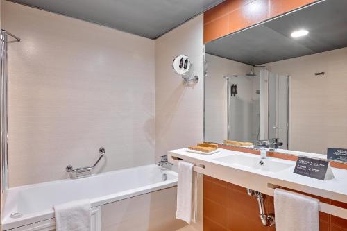 Habitación Deluxe con bañera de hidromasaje del hotel Turia Granada. Foto 4