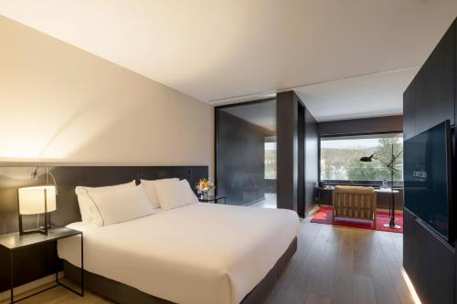 Habitación Doble Gran Deluxe con acceso al spa del hotel Eurostars Pamplona. Foto 1