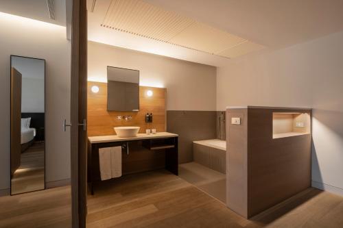 Habitación Triple Superior del hotel Eurostars Pamplona. Foto 3