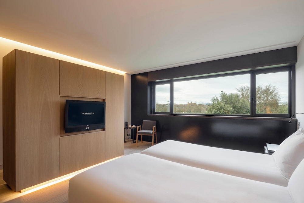 Suite Familiar del hotel Eurostars Pamplona. Foto 1