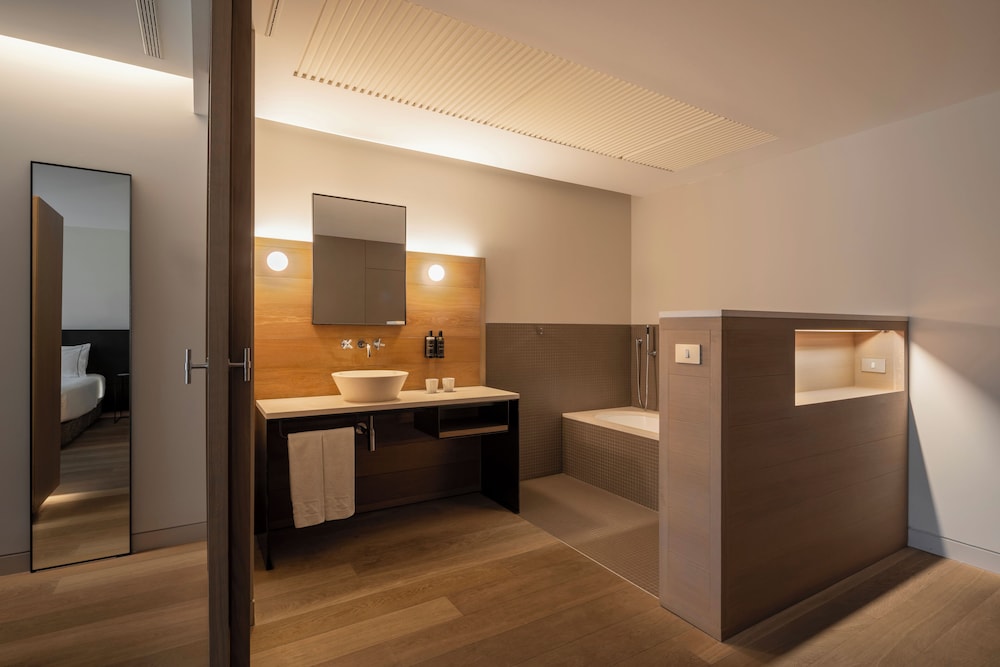 Habitación Triple Superior del hotel Eurostars Pamplona. Foto 3