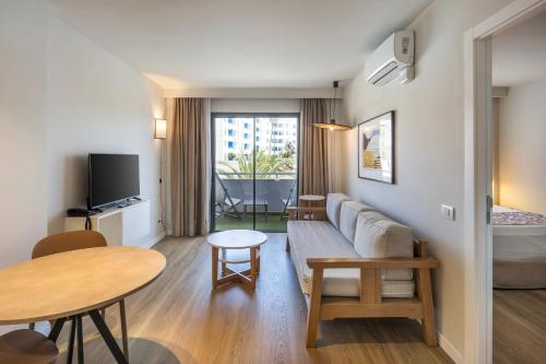 Habitación Doble con zona de cocina del hotel LIVVO Anamar Suites. Foto 5