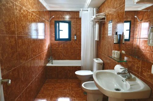 Exterior Basic Double or Twin Room with Balcony del hotel Adonis Capital. Foto 1