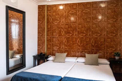 Exterior Basic Double or Twin Room with Balcony del hotel Adonis Capital. Foto 5