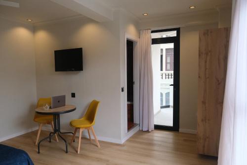 Exterior Double or Twin Room with Balcony del hotel Adonis Capital. Foto 11