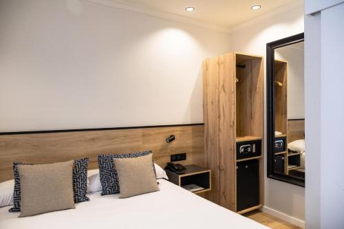 Double or Twin Room with City View del hotel Adonis Capital. Foto 11