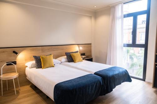 Double or Twin Room with City View del hotel Adonis Capital. Foto 12