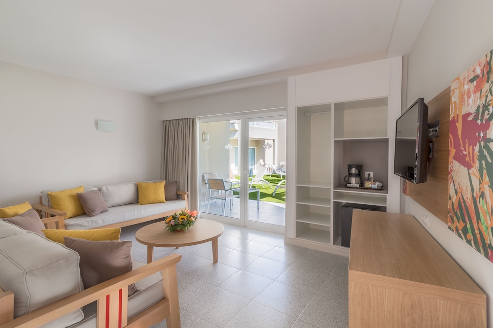 Habitación familiar, balcón del hotel LIVVO Koala Garden. Foto 3