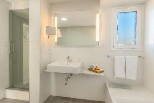 Habitación Doble con balcón del hotel LIVVO Koala Garden. Foto 5