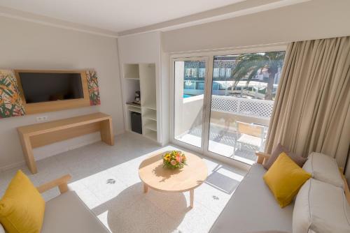 Habitación Doble con balcón del hotel LIVVO Koala Garden. Foto 9