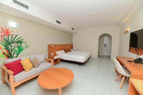 Habitación Doble con balcón del hotel LIVVO Koala Garden. Foto 15