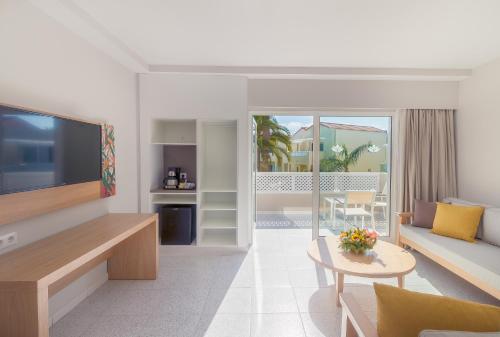 Habitación doble superior con balcón para uso individual y monoparental del hotel LIVVO Koala Garden. Foto 4