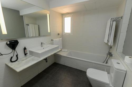 Habitación doble superior con balcón para uso individual y monoparental del hotel LIVVO Koala Garden. Foto 9