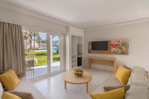 Habitación Familiar con balcón del hotel LIVVO Koala Garden. Foto 4