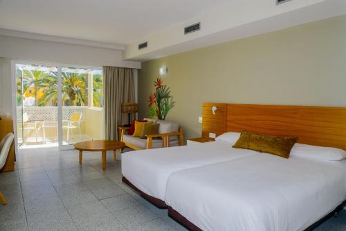 Habitación Familiar con balcón del hotel LIVVO Koala Garden. Foto 6