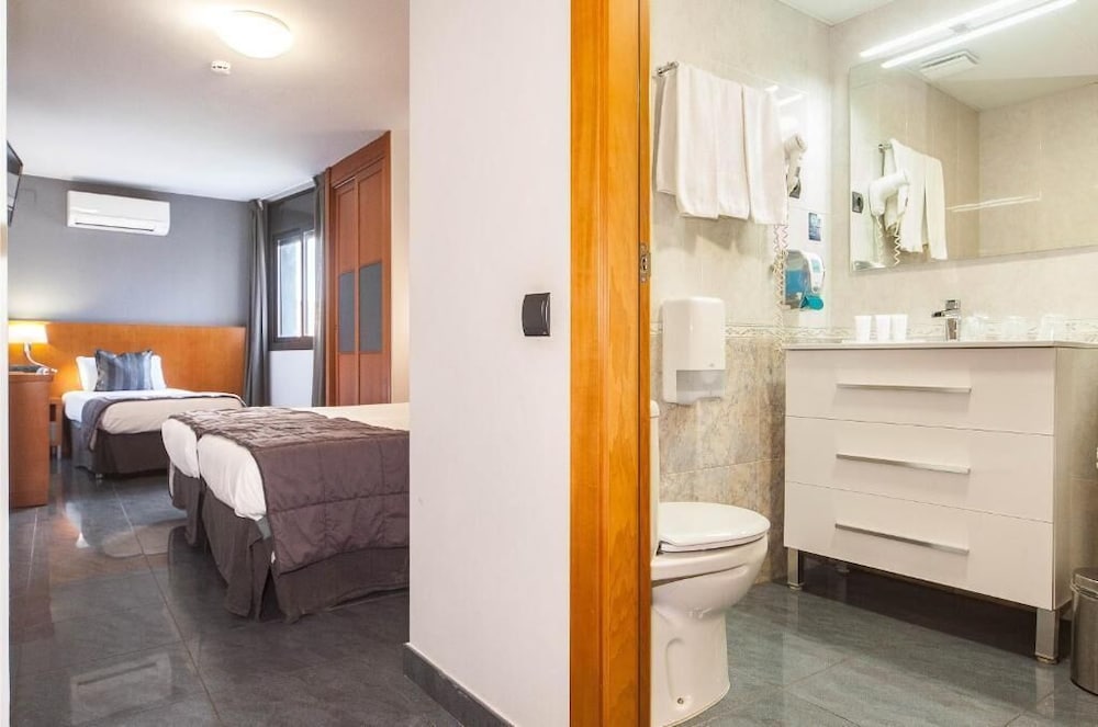 Habitación Triple del hotel Sant Pere Ii. Foto 2