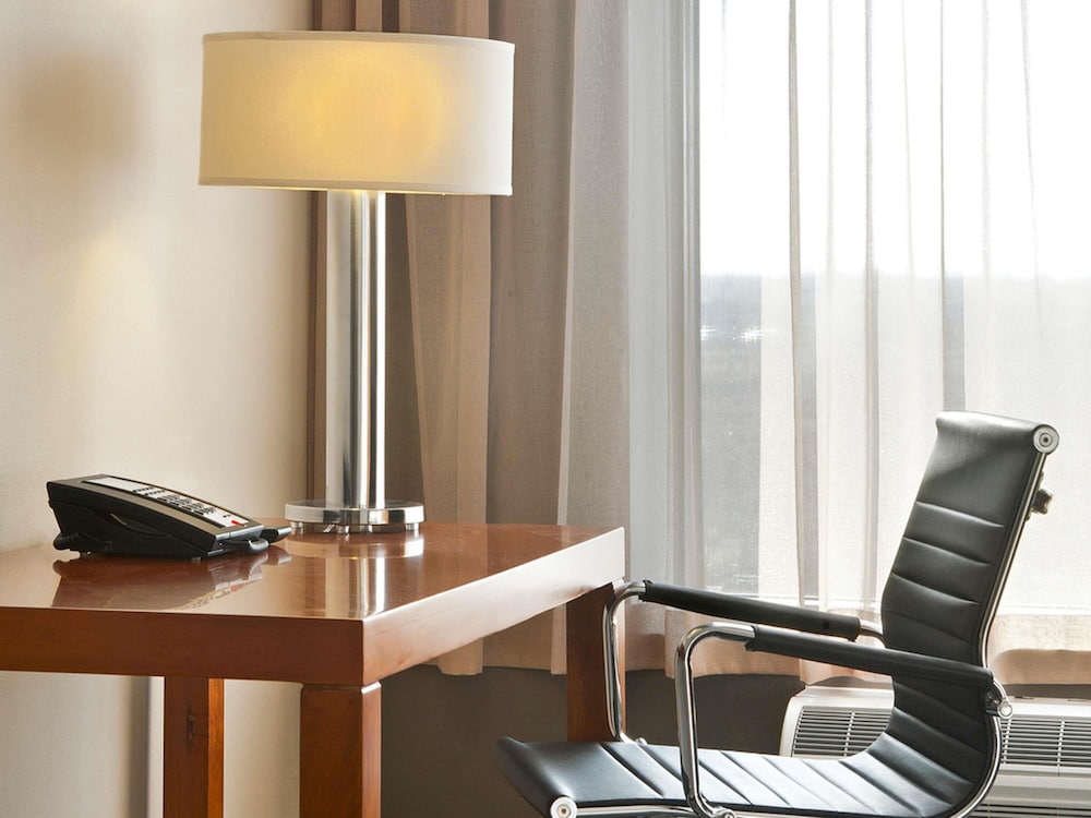 Habitación estándar con 1 cama king size del hotel Novotel Toronto Vaughan Centre. Foto 3