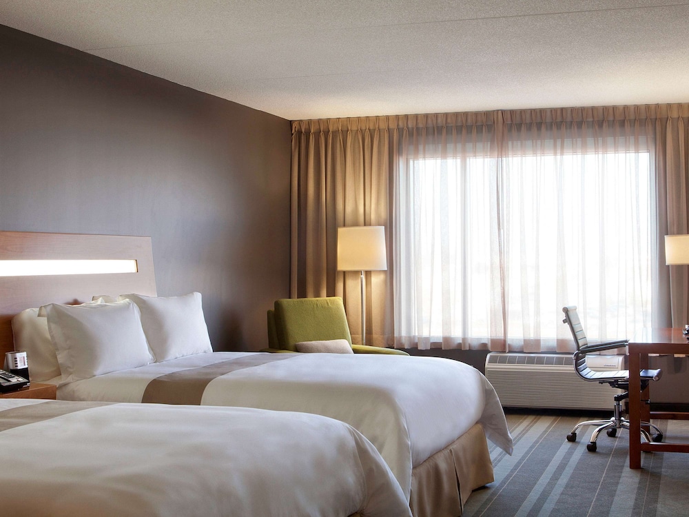 Habitación estándar con 2 camas Queen Size del hotel Novotel Toronto Vaughan Centre. Foto 1