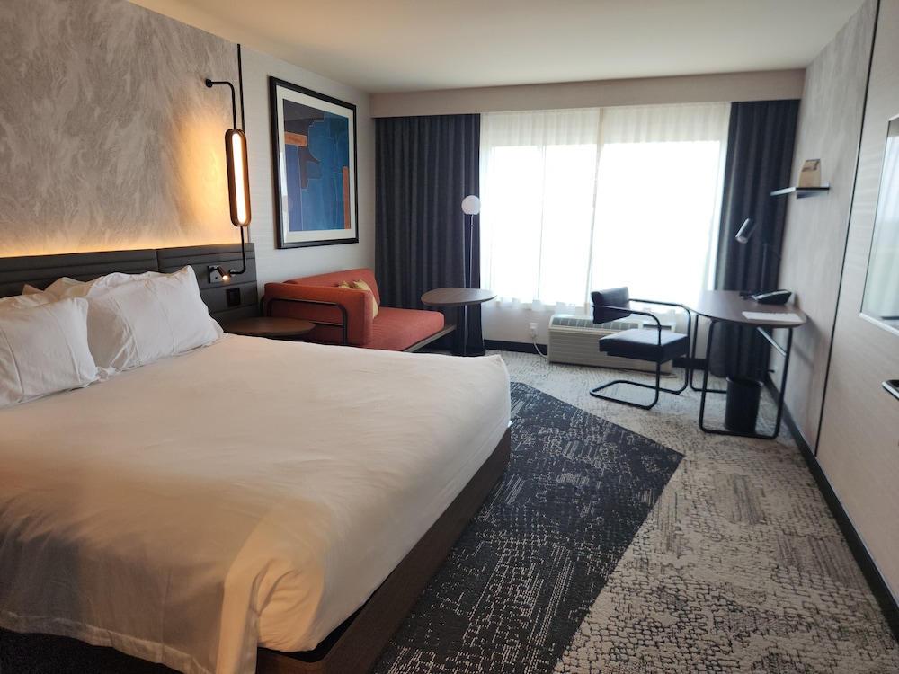 Habitación Superior Recién Reformada con 1 cama King Size del hotel Novotel Toronto Vaughan Centre. Foto 1