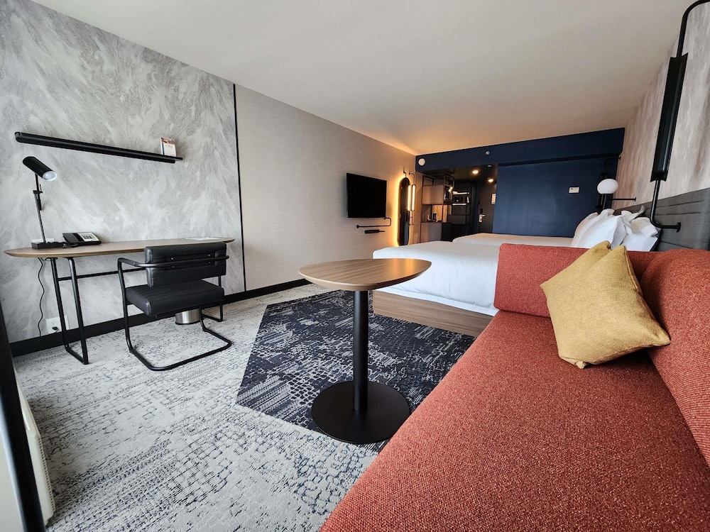 Habitación Superior Recién Reformada con 2 camas Queen Size del hotel Novotel Toronto Vaughan Centre. Foto 9