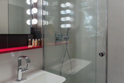 Habitación Doble Deluxe del hotel La Parizienne By Elegancia. Foto 2