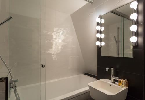 Habitación Doble Deluxe del hotel La Parizienne By Elegancia. Foto 3