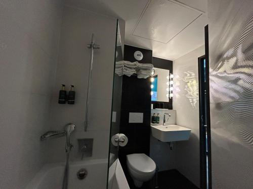 Habitación Triple del hotel La Parizienne By Elegancia. Foto 1
