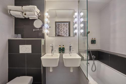 Habitación Doble Deluxe del hotel La Parizienne By Elegancia. Foto 11