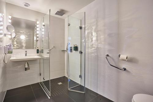 Habitación Doble - Adaptada para personas de movilidad reducida - Planta Baja del hotel La Parizienne By Elegancia. Foto 4