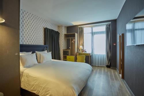 Habitación Doble - Adaptada para personas de movilidad reducida - Planta Baja del hotel La Parizienne By Elegancia. Foto 7