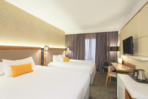 Habitación Cuádruple Clásica del hotel L'Elysee Val D'Europe. Foto 1