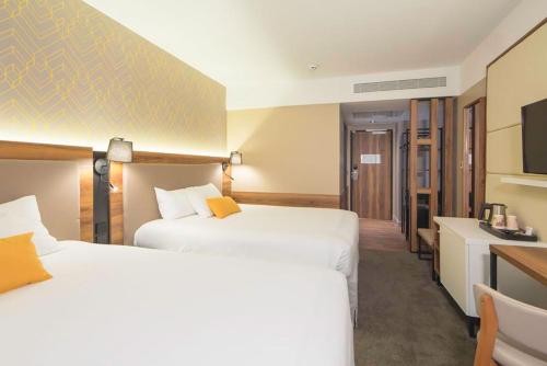 Habitación Cuádruple Clásica del hotel L'Elysee Val D'Europe. Foto 4