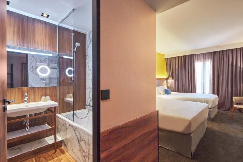 Habitación Cuádruple Prémium del hotel L'Elysee Val D'Europe. Foto 3