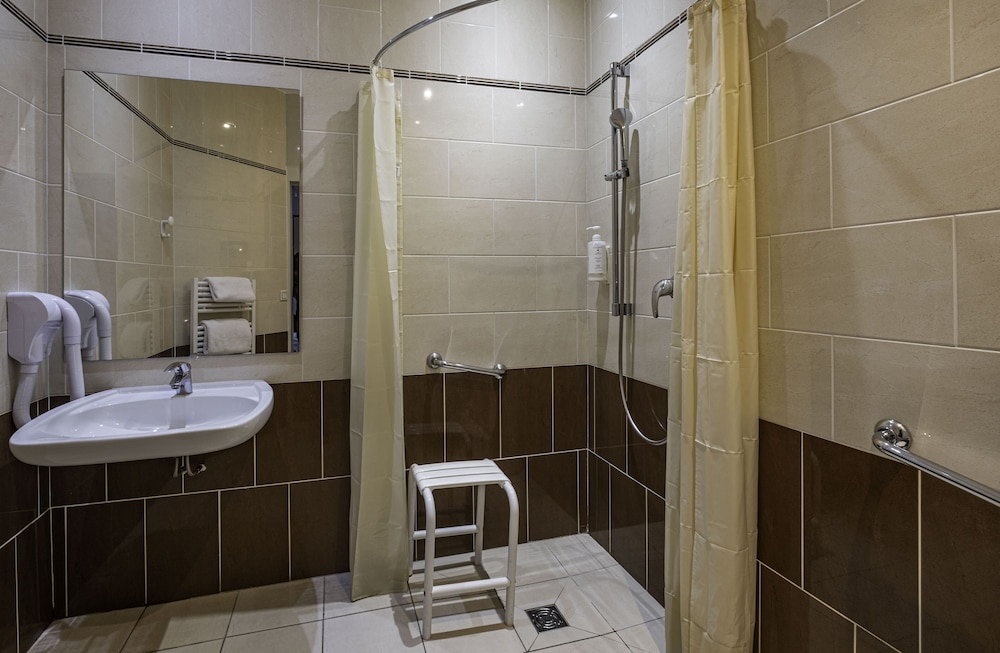 Habitación triple económica del hotel Grand De Turin. Foto 4