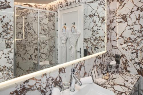 Habitación Clásica del hotel Majestic Spa Paris. Foto 3