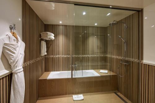 Habitación Premium del hotel Majestic Spa Paris. Foto 5