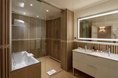 Habitación Premium del hotel Majestic Spa Paris. Foto 6