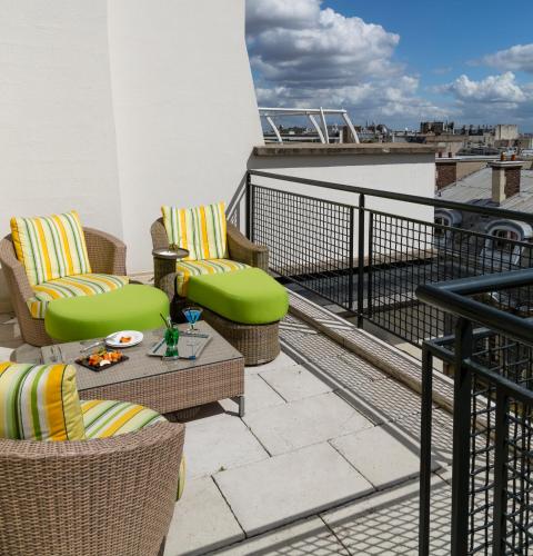 Suite con terraza y vistas a la Torre Eiffel del hotel Majestic Spa Paris. Foto 1