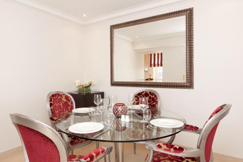 Suite con terraza y vistas a la Torre Eiffel del hotel Majestic Spa Paris. Foto 3