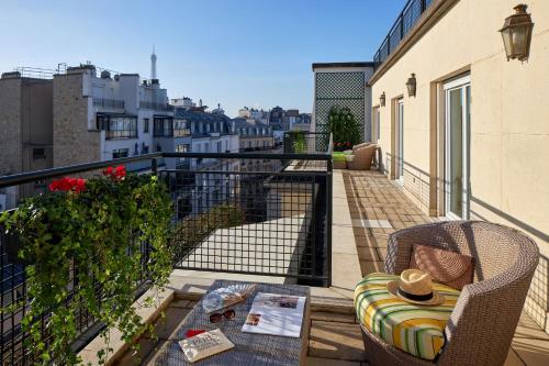 Suite con terraza y vistas a la Torre Eiffel del hotel Majestic Spa Paris. Foto 8
