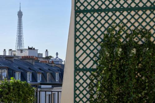 Suite con terraza y vistas a la Torre Eiffel del hotel Majestic Spa Paris. Foto 10