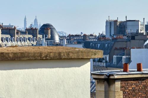 Suite con terraza y vistas a la Torre Eiffel del hotel Majestic Spa Paris. Foto 12