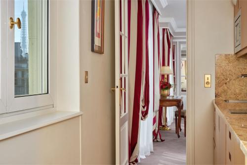 Suite con terraza y vistas a la Torre Eiffel del hotel Majestic Spa Paris. Foto 13