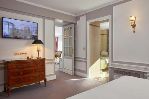 Suite con terraza y vistas a la Torre Eiffel del hotel Majestic Spa Paris. Foto 14