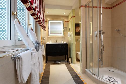 Suite con terraza y vistas a la Torre Eiffel del hotel Majestic Spa Paris. Foto 7