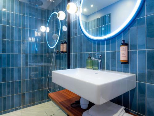 Apartamento Superior con 1 cama doble y sofá del hotel Mercure Paris Tour Eiffel Pont Mirabeau. Foto 1